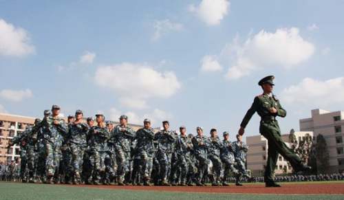 迎接挑戰(zhàn)軍訓(xùn)有感