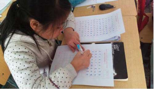 女學(xué)生競(jìng)選大隊(duì)委自我介紹