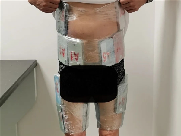 一男子身穿手機(jī)“鎧甲”入境被查：全身裹滿52部舊iPhone