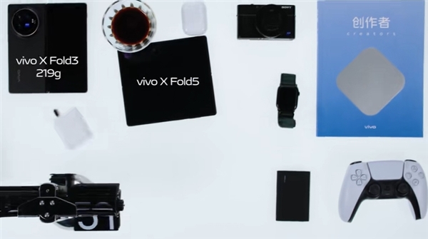 真·輕到起飛！vivo X Fold5實測被風(fēng)扇吹飛 老款219g紋絲不動