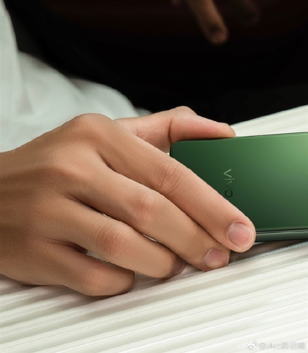 全球輕大折疊 vivo X Fold5全新綠色真機首秀：豪車同款配色