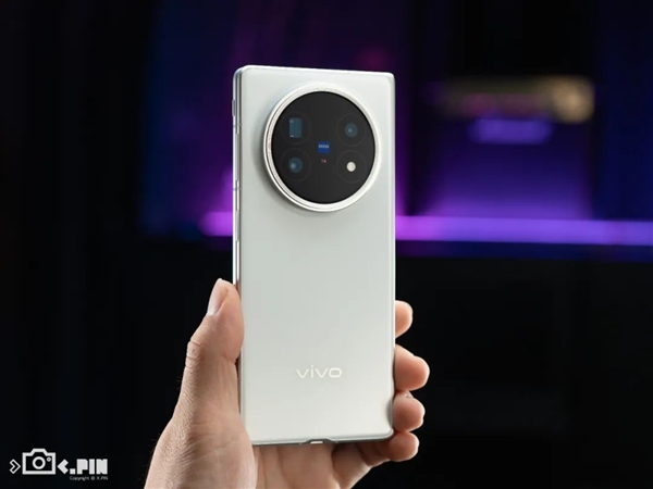 vivo剛出的這臺(tái)折疊屏 我愿稱它為“蘋(píng)果佳搭子”