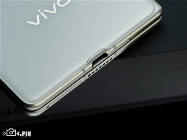 vivo剛出的這臺(tái)折疊屏 我愿稱它為“蘋(píng)果佳搭子”