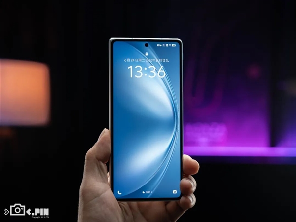 vivo剛出的這臺(tái)折疊屏 我愿稱它為“蘋(píng)果佳搭子”