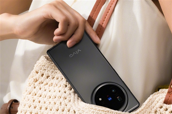 輕薄折疊屏終結者！vivo X Fold5僅重217g：刷新行業(yè)輕紀錄