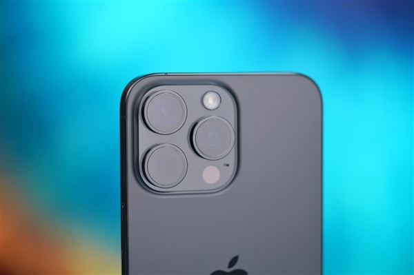 你注意過沒！iPhone攝像頭旁邊竟然有個(gè)小孔：作用揭秘
