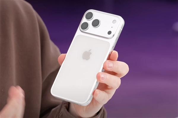 iPhone 17 Pro真機(jī)現(xiàn)身街頭：外觀大曝光
